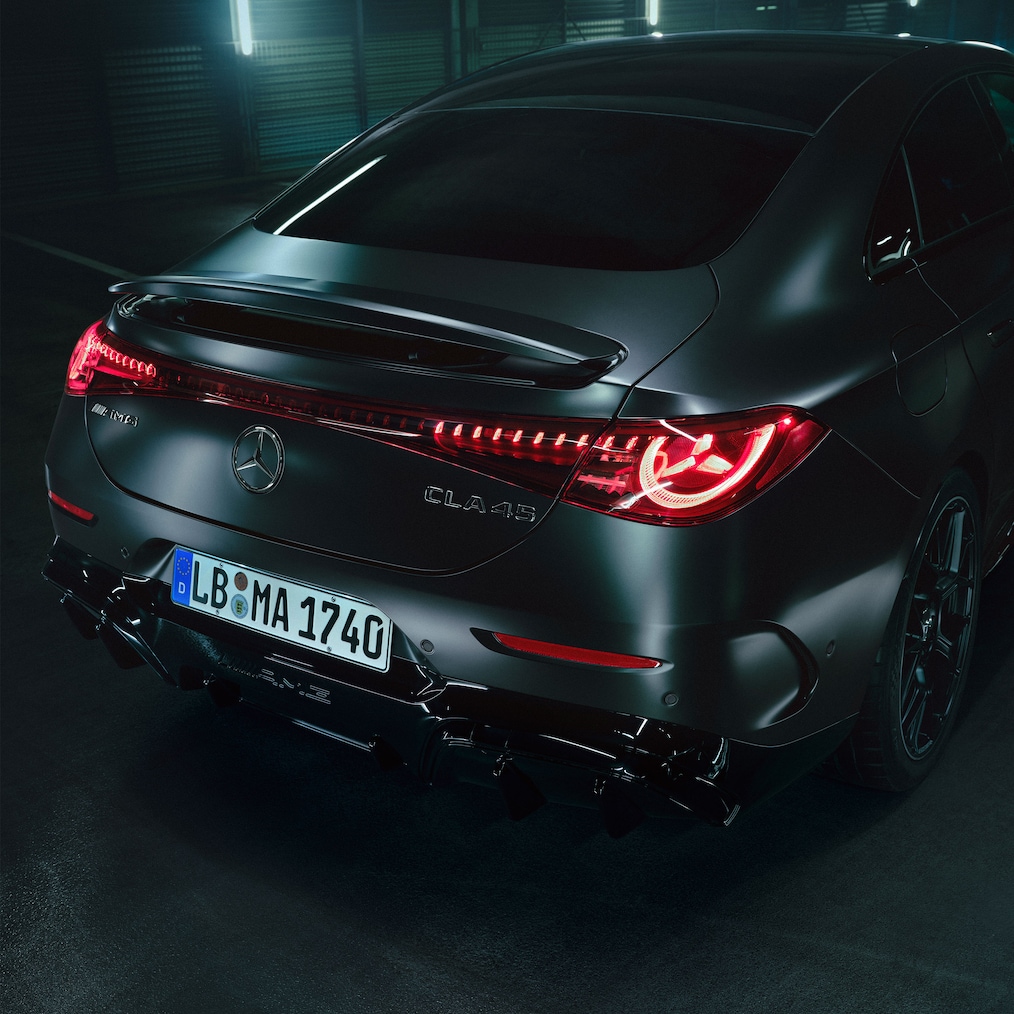 Partea din spate AMG a noului model Mercedes-AMG CLA 45 4MATIC+ electric.
