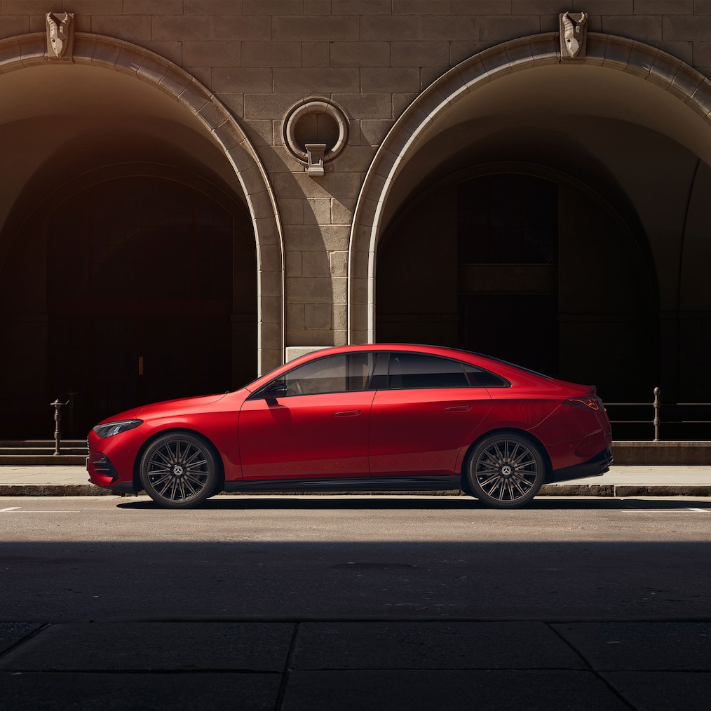 Perspectivă laterală frontală, ușor ridicată datorită trapei panoramice a modelului Mercedes-Benz CLA C174.