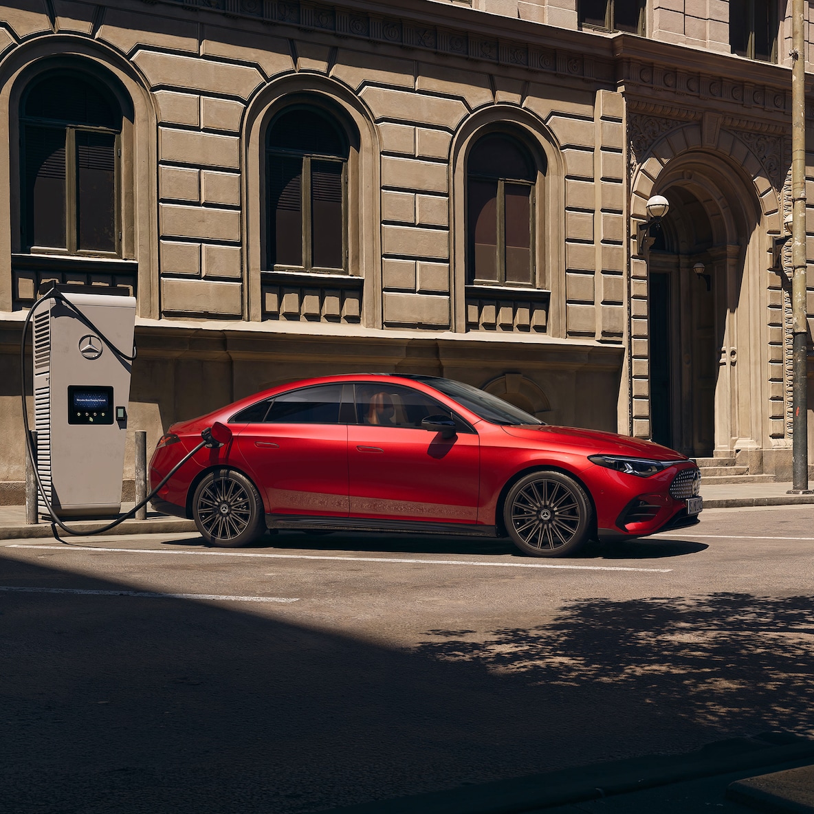 Perspectivă laterală a modelului Mercedes-Benz CLA C174 la o stație de încărcare.