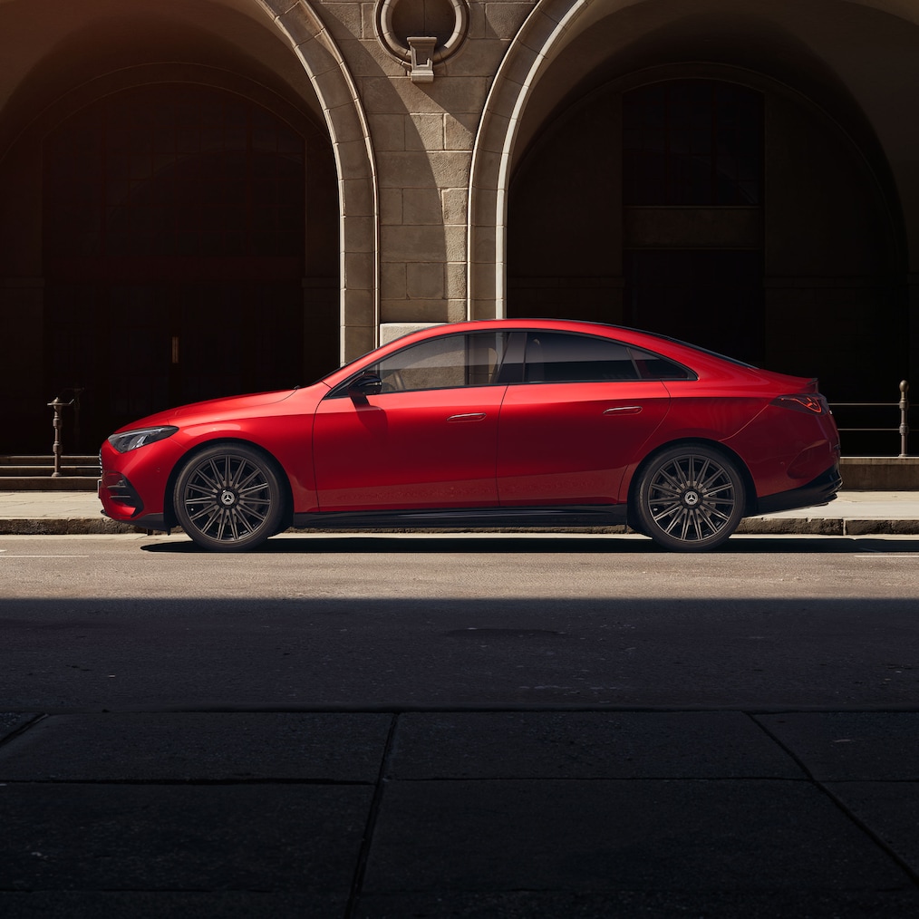 Perspectivă laterală frontală, ușor ridicată datorită trapei panoramice a modelului Mercedes-Benz CLA C174.