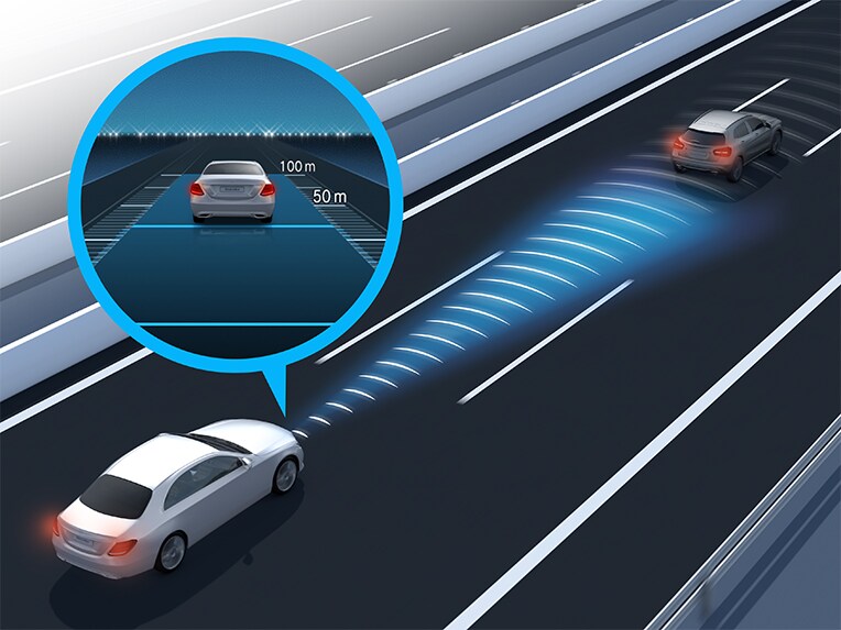 Asistentul activ pentru păstrarea distanței între autovehicule DISTRONIC în noul model Mercedes-Benz CLA Shooting Brake.