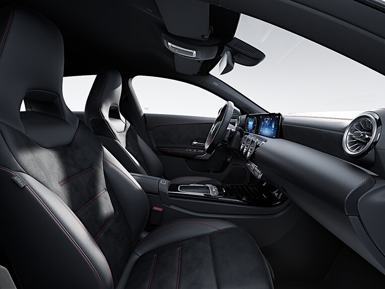 Noul model Mercedes-Benz CLA Shooting Brake cu AMG Line în habitaclu.