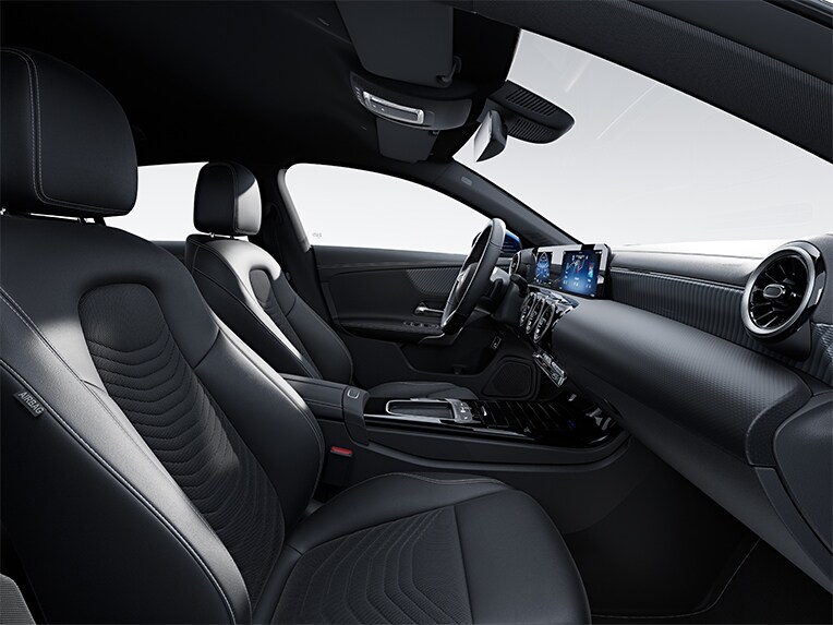 Noul model Mercedes-Benz CLA Shooting Brake cu linia de echipare Progressive în habitaclu.