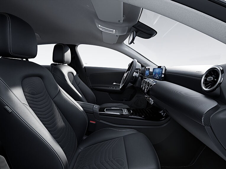 Noul model Mercedes-Benz CLA Shooting Brake cu echipare standard în habitaclu.