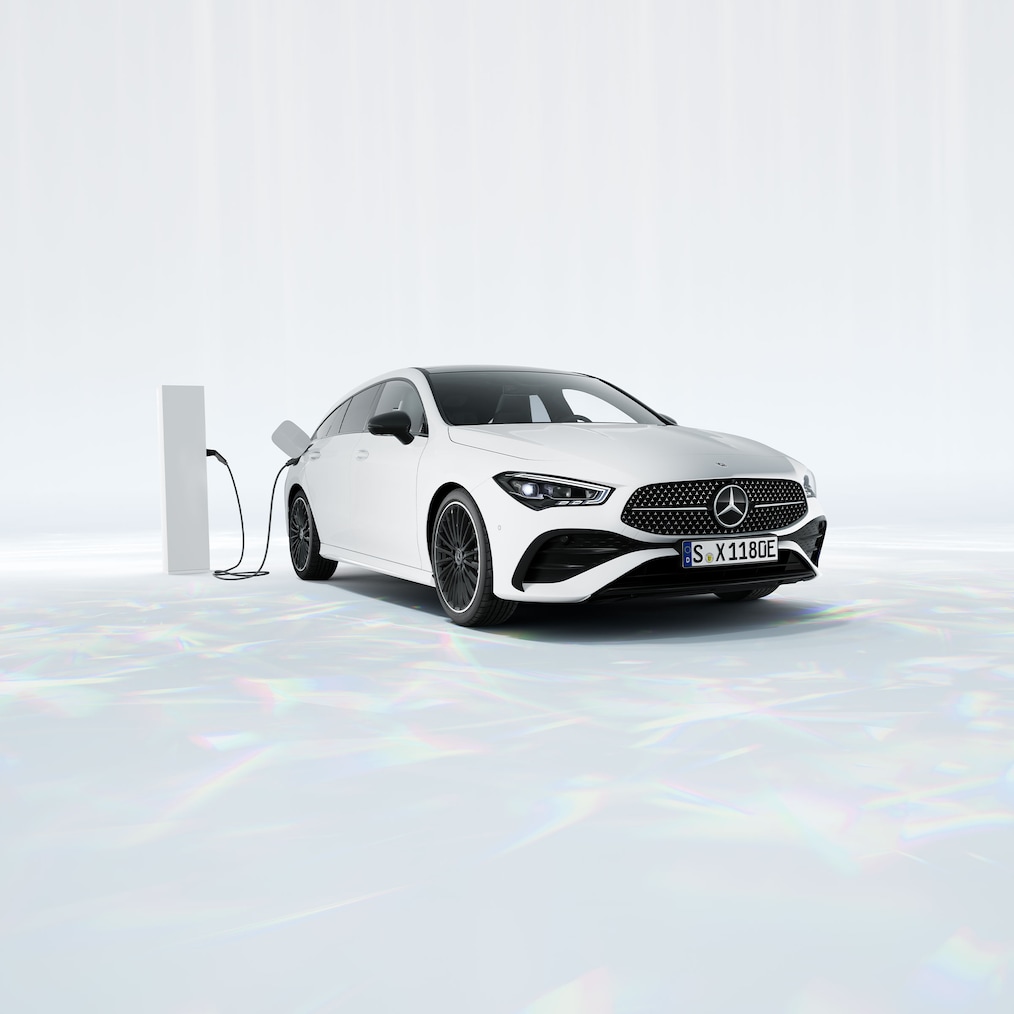 Imagine a unui Mercedes-Benz CLA 250 e cu tehnologie hibridă EQ, oprit la o stație de încărcare.