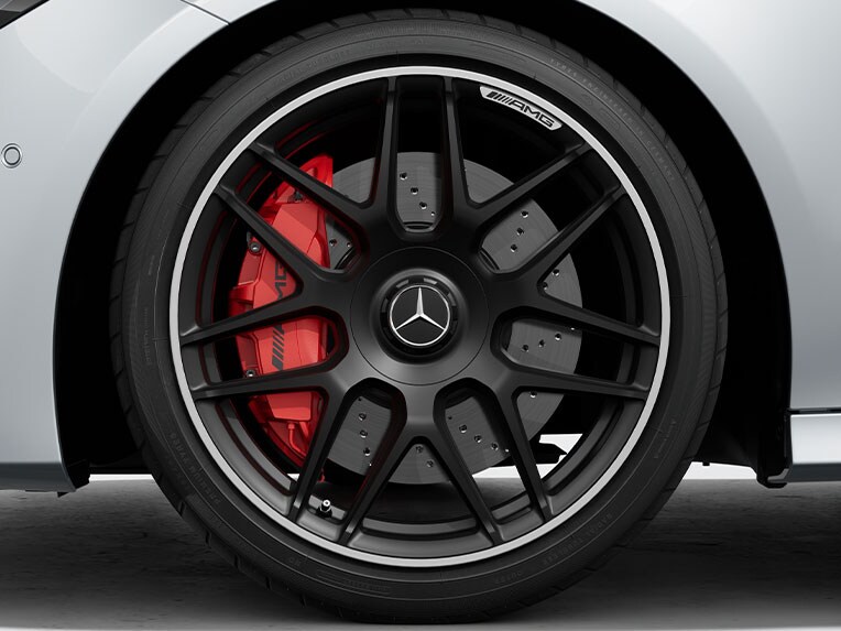 Etrierele de frână roșii din modelul CLA Shooting Brake de la Mercedes-AMG.