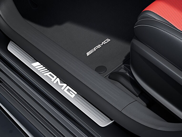 Barele de urcare AMG cu inscripția „AMG” din modelul CLA Shooting Brake de la Mercedes-AMG.