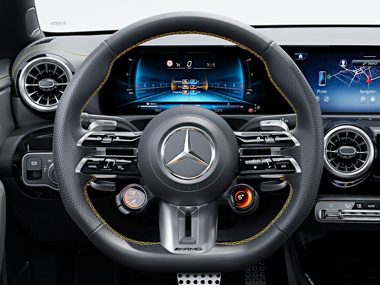 Volanul AMG Performance îmbrăcat în piele Nappa al modelului CLA Shooting Brake de la Mercedes-AMG.