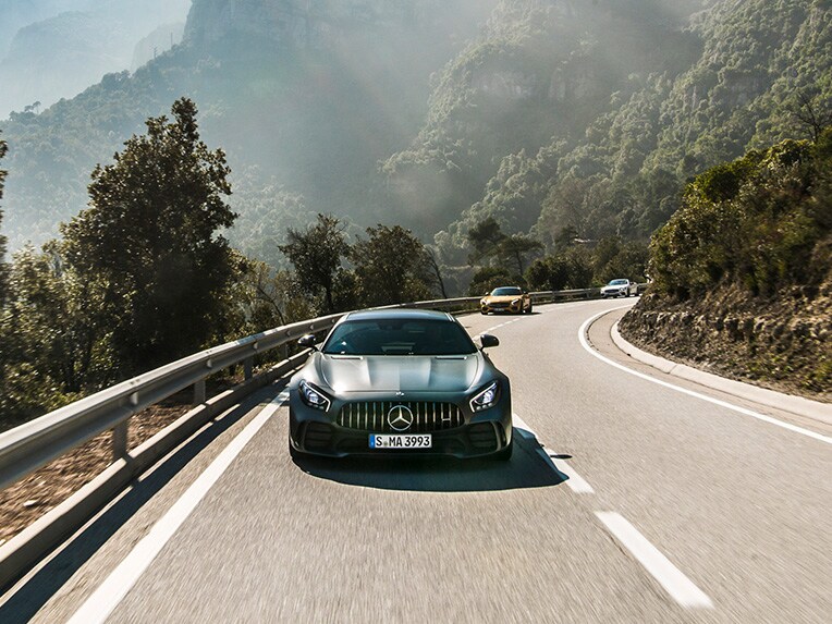Un model Mercedes-AMG GT R în perspectivă frontală, deplasându-se pe o stradă.