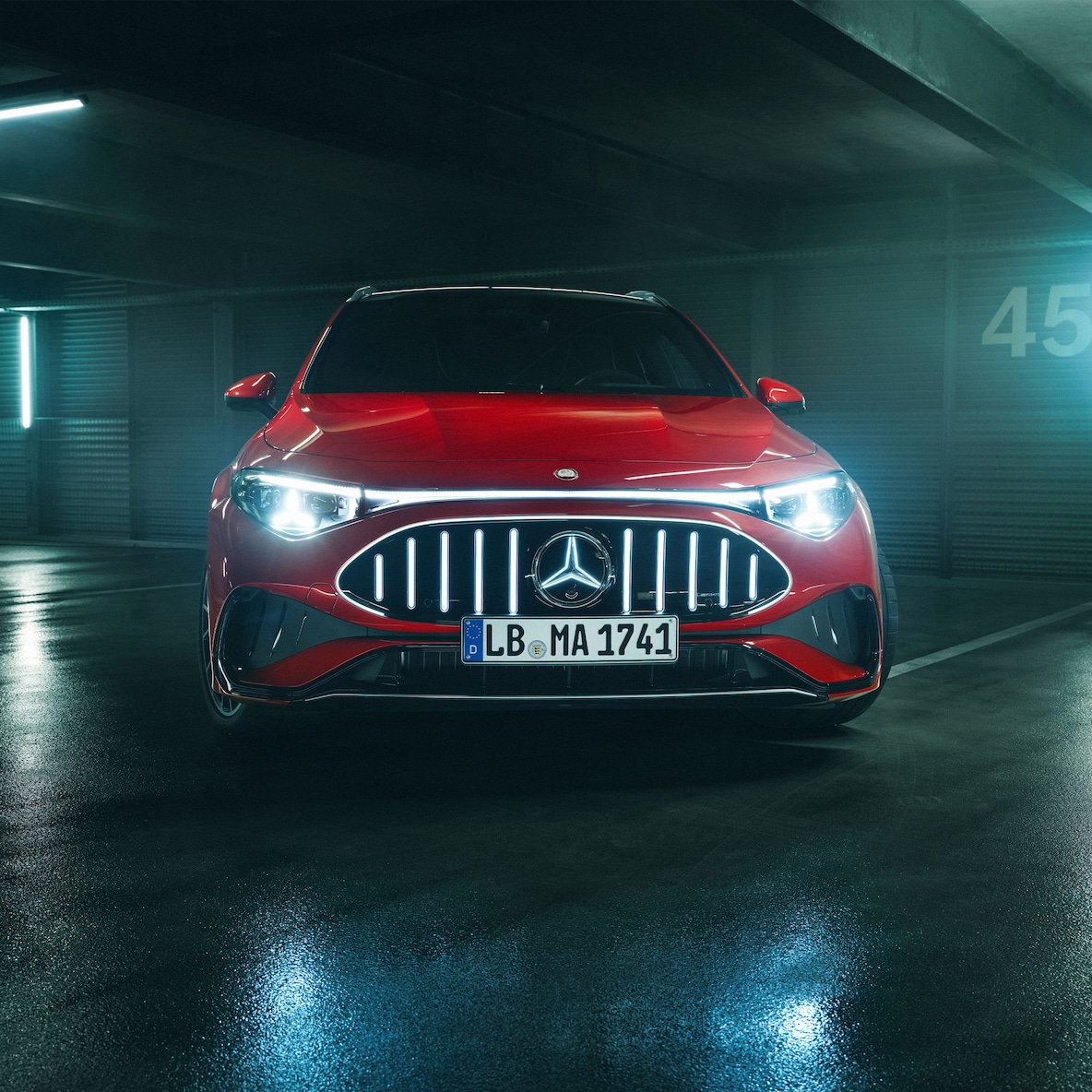 Partea frontală specifică AMG a noului model Mercedes-AMG CLA 45 4MATIC+ Shooting Brake electric.