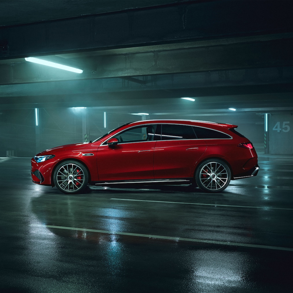 Noul model Mercedes-AMG CLA 45 4MATIC+ Shooting Brake electric în nuanța MANUFAKTUR roșu Patagonia metalizat.