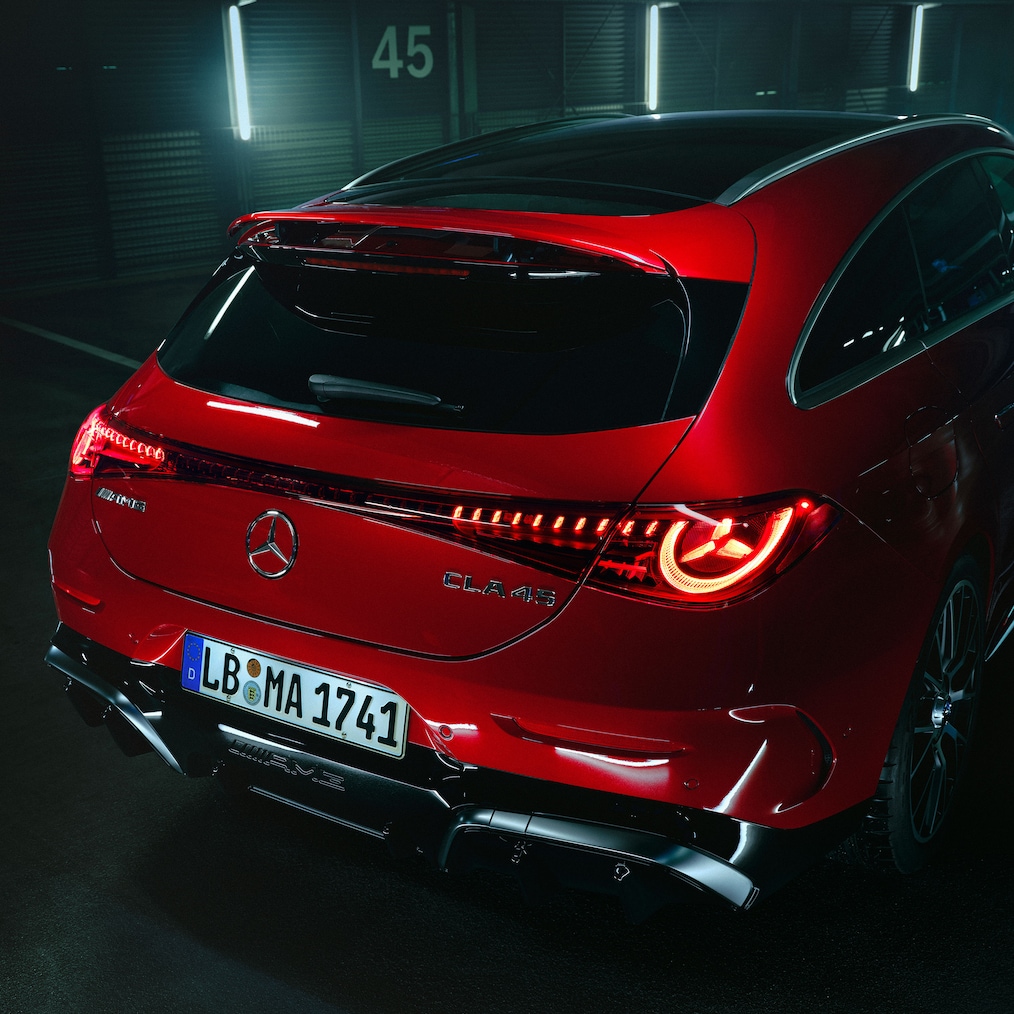 Partea din spate specifică AMG a noului model Mercedes-AMG CLA 45 4MATIC+ Shooting Brake electric.