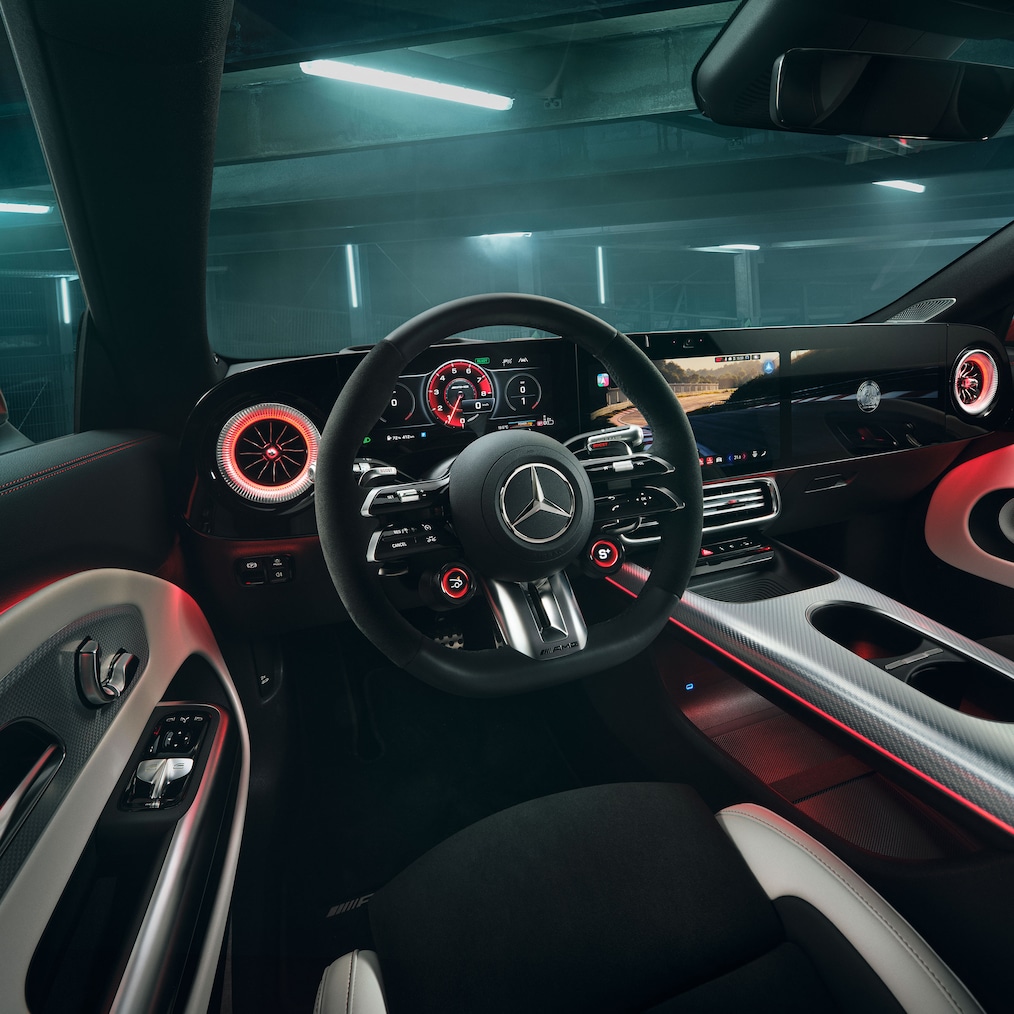 Volanul AMG Performance din noul Mercedes-AMG CLA 45 4MATIC+ Shooting Brake electric.