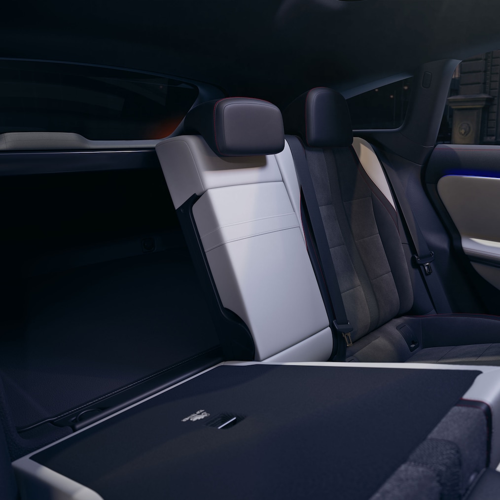Interiorul spațios al modelului electric CLA Shooting Brake.