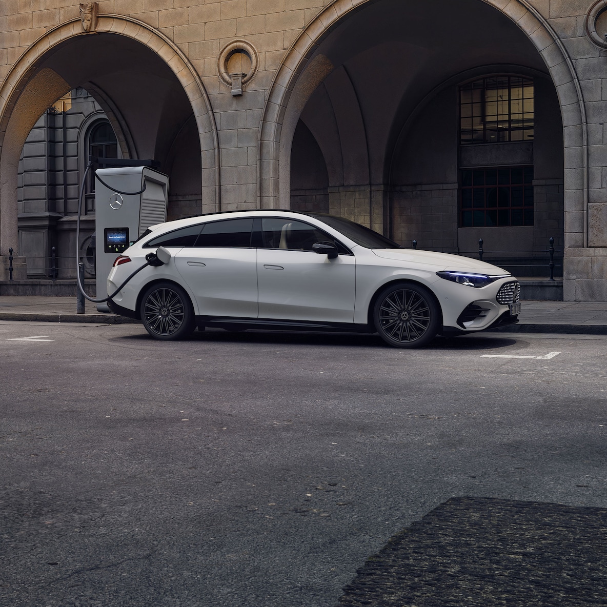 Modelul electric CLA Shooting Brake la o stație de încărcare.