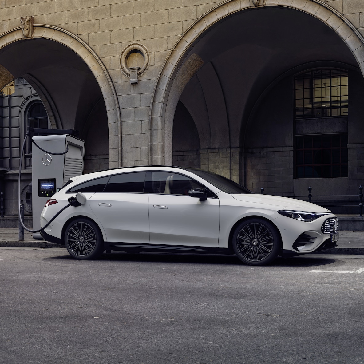 Modelul electric CLA Shooting Brake cu tehnologie EQ la o stație de încărcare.