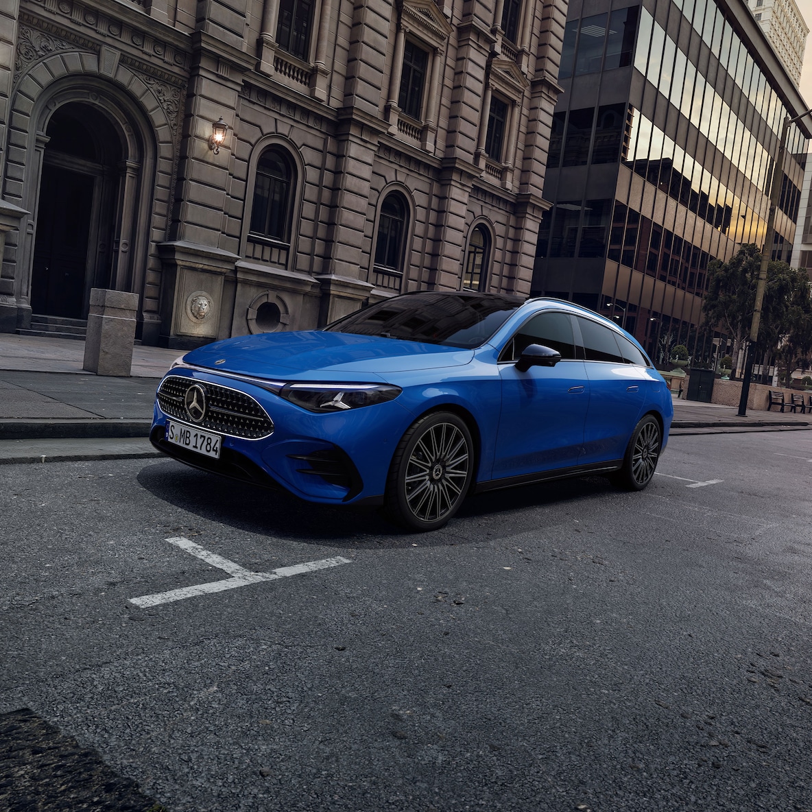 Perspectivă din spate a modelului Mercedes-Benz CLA Shooting Brake X178 cu AMG Line Plus.