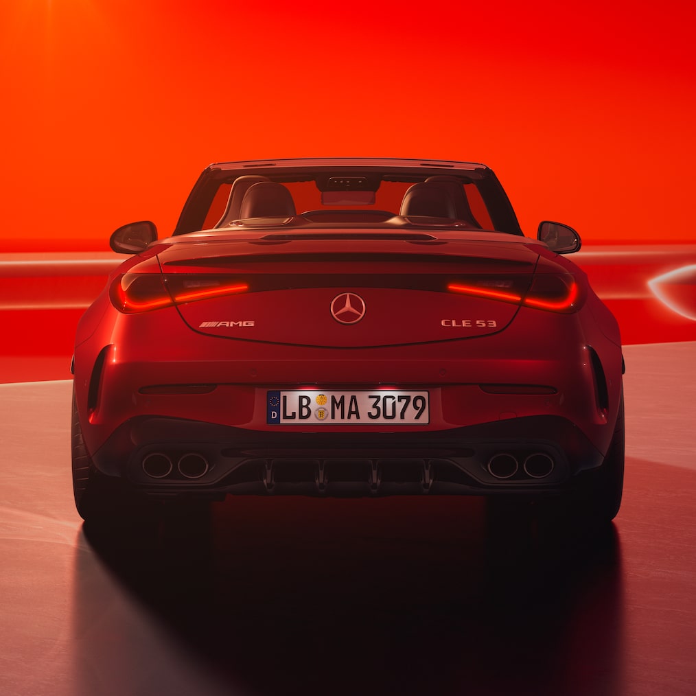 Modelul Mercedes-AMG CLE 53 4MATIC+ Cabriolet dintr-o perspectivă frontală.