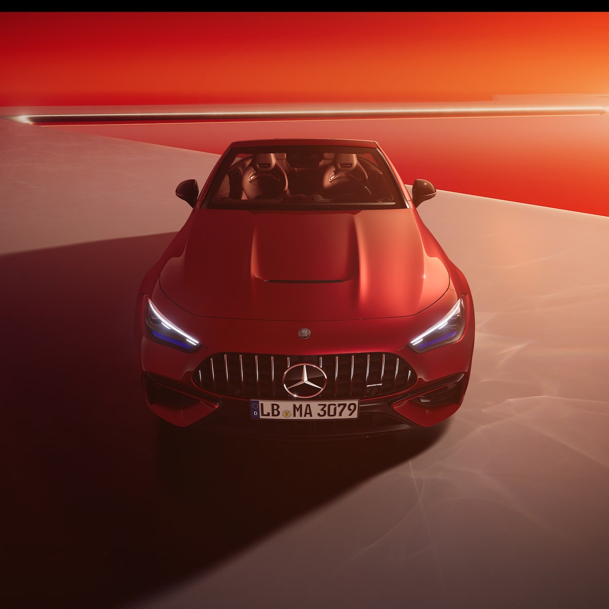 Modelul Mercedes-AMG CLE 53 4MATIC+ Cabriolet dintr-o perspectivă frontală.