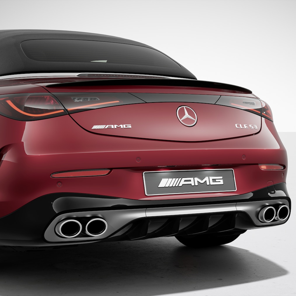 CLE Cabriolet de la Mercedes-AMG cu pachetul opțional din fibră de carbon pentru exterior AMG II.