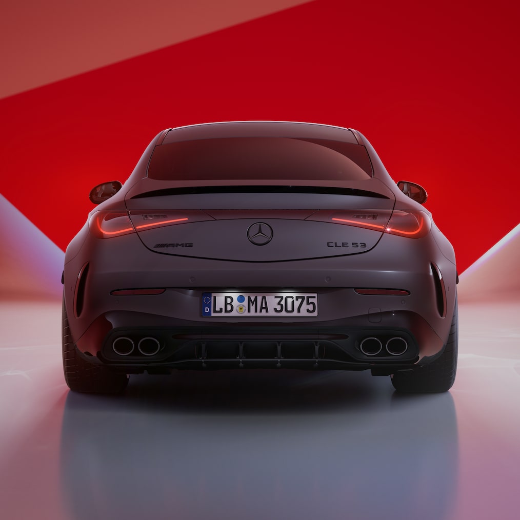 Mercedes-AMG CLE 53 4MATIC+ Coupé dintr-o perspectivă latreral-frontală (sau din spate).