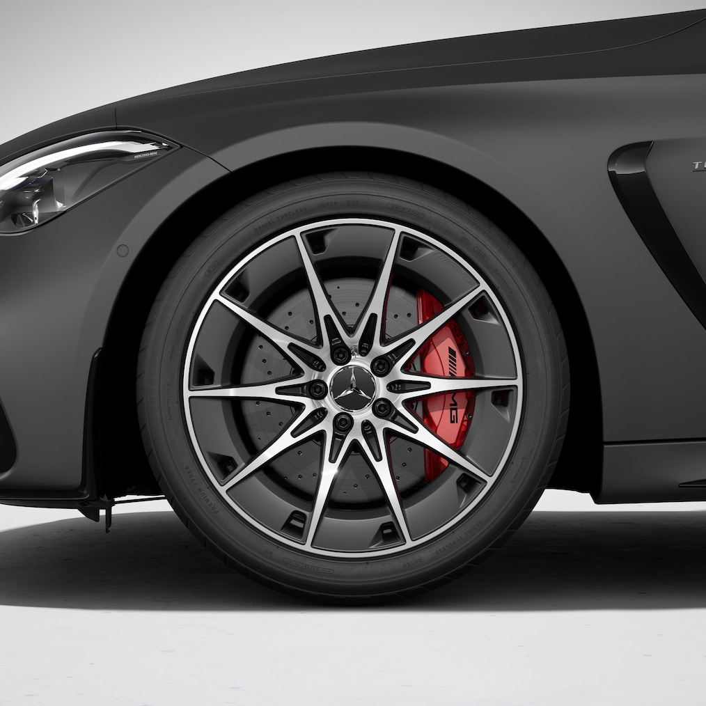 Modelul Mercedes-AMG CLE 53 4MATIC+ Coupé în vedere dinamică (în timpul rulării).
