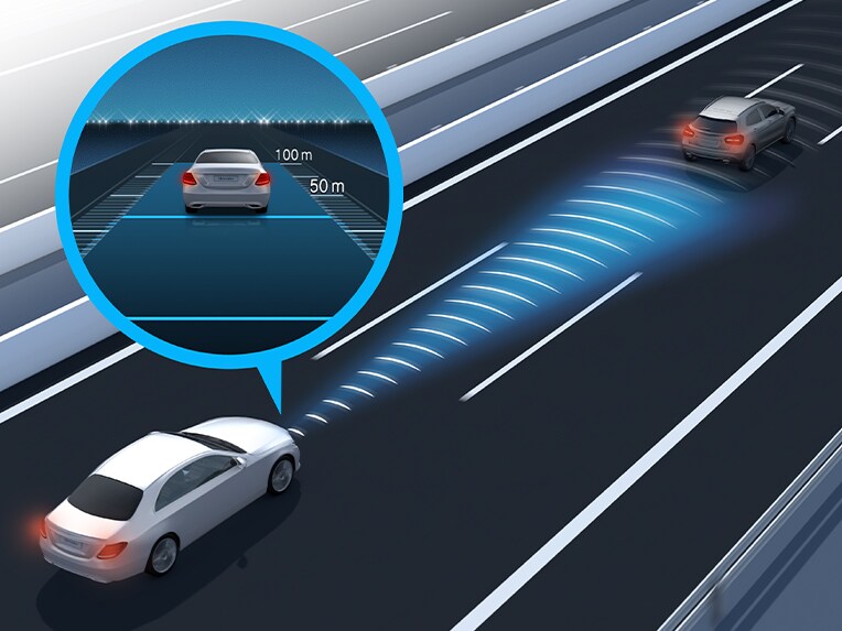 O reprezentare a asistentului activ pentru păstrarea distanței între autovehicule cu DISTRONIC din modelul Mercedes-Benz CLS.