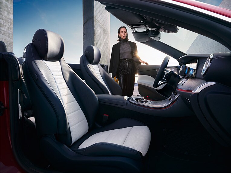 Modelul Mercedes-Benz Clasa E Cabriolet cu soft-top-ul deschis.