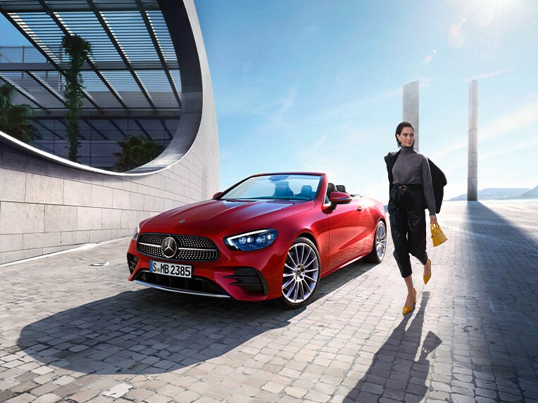 Mercedes-Benz Clasa E Cabriolet din perspectivă frontală.