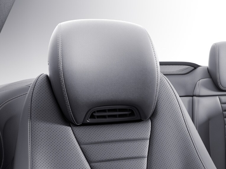 Scaune cu AIRSCARF din modelul Mercedes-Benz Clasa E Cabriolet.