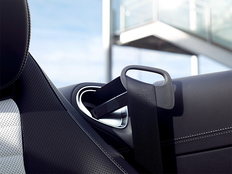 Dispozitivul de aducere a centurii din modelul Mercedes-Benz Clasa E Cabriolet.