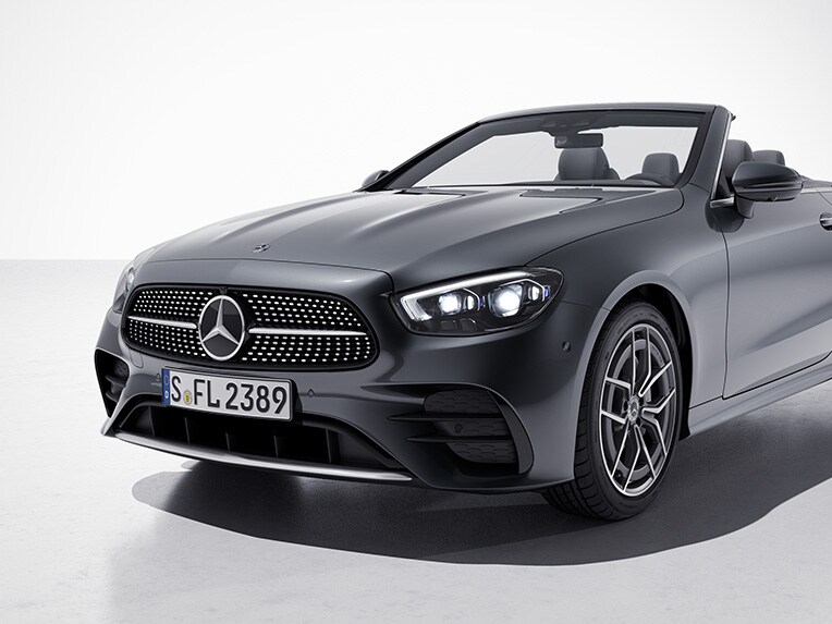 Exteriorul modelului Clasa E Cabriolet de la Mercedes-Benz cu linia de echipare AMG Line.