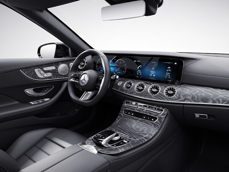 Habitaclul modelului Clasa E Cabriolet de la Mercedes-Benz cu linia de echipare AMG Line.