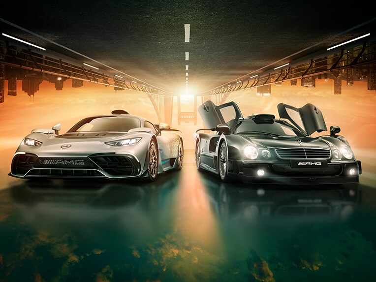 Patru autovehicule Mercedes-AMG unul lângă altul, care reprezintă istoria de 55 de ani a companiei Mercedes-AMG.