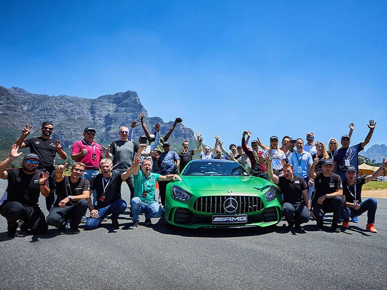 Modelul Mercedes-AMG GT R într-o vedere frontală.