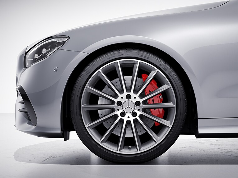Interiorul modelului Mercedes-AMG E 53 4MATIC+ Coupé.