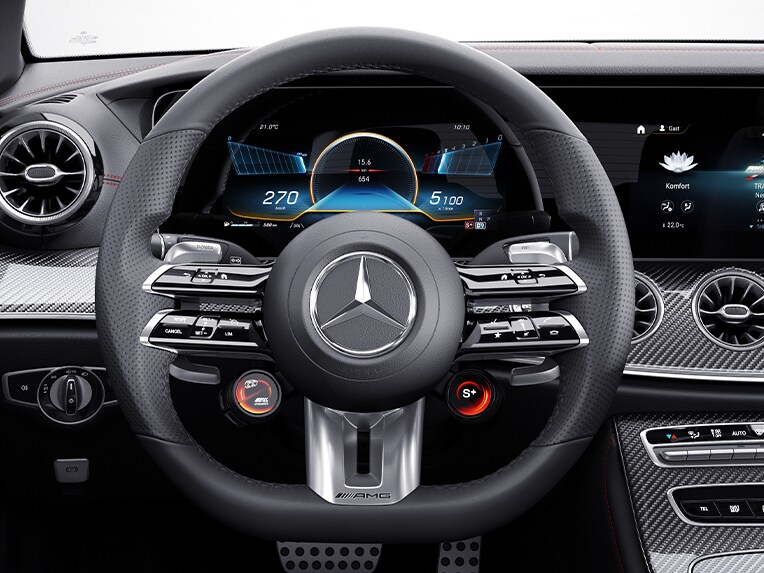 Volanul AMG Performance din piele Nappa în modelul Mercedes-AMG E 53 4MATIC+ Coupé.