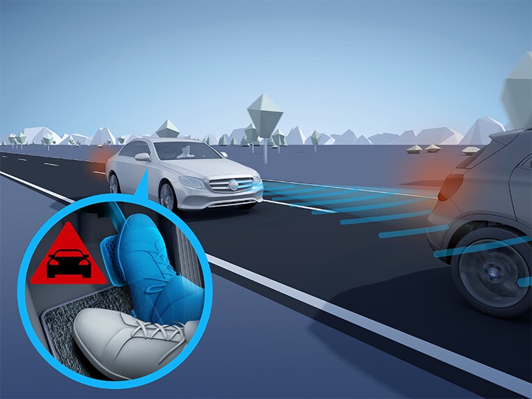 Asistentul activ la frânare al modelului Mercedes-Benz clasa E Coupé.