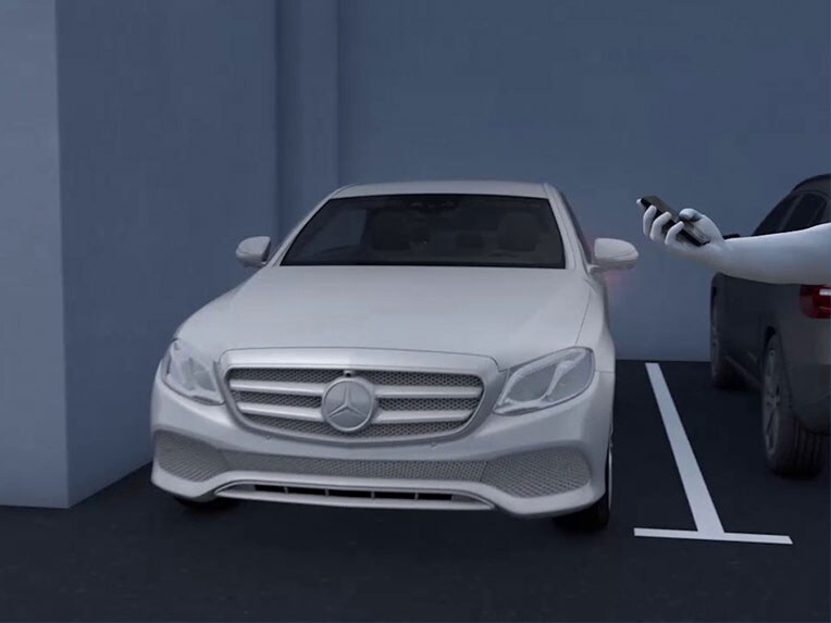 Pachetul de parcare cu funcții de parcare la distanță în noul model Clasa E model T de la Mercedes-Benz.