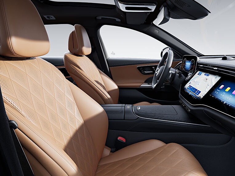 Habitaclul noului model Clasa E model T de la Mercedes-Benz cu linia de echipare AMG Line.