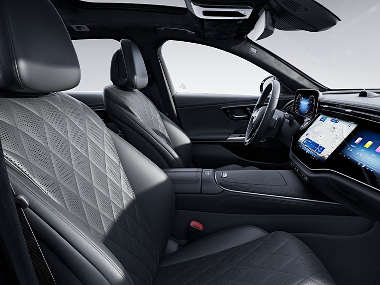 Habitaclul noului model Clasa E model T de la Mercedes-Benz cu linia de echipare EXCLUSIVE.