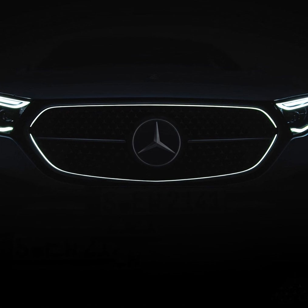 Grila frontală iluminată a modelului Clasa E model T de la Mercedes-Benz.