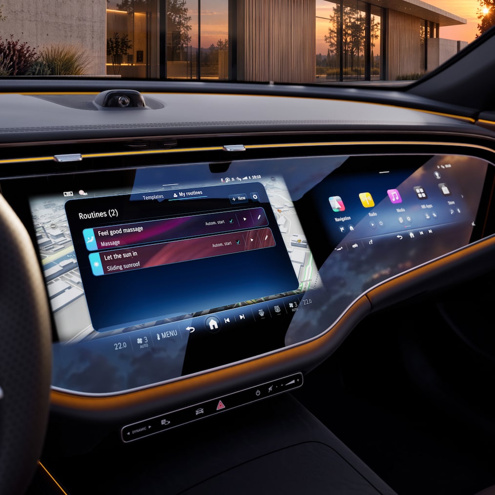 Cockpit-ul cu ecran lat din modelul Clasa E de la Mercedes-Benz.