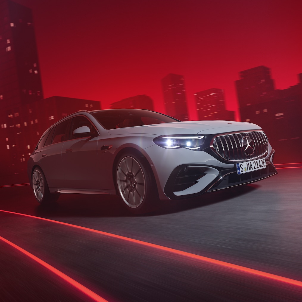 Perspectivă frontală laterală dinamică a modelului Mercedes-AMG E 53 HYBRID 4MATIC+ (fotografie în timpul rulării).
