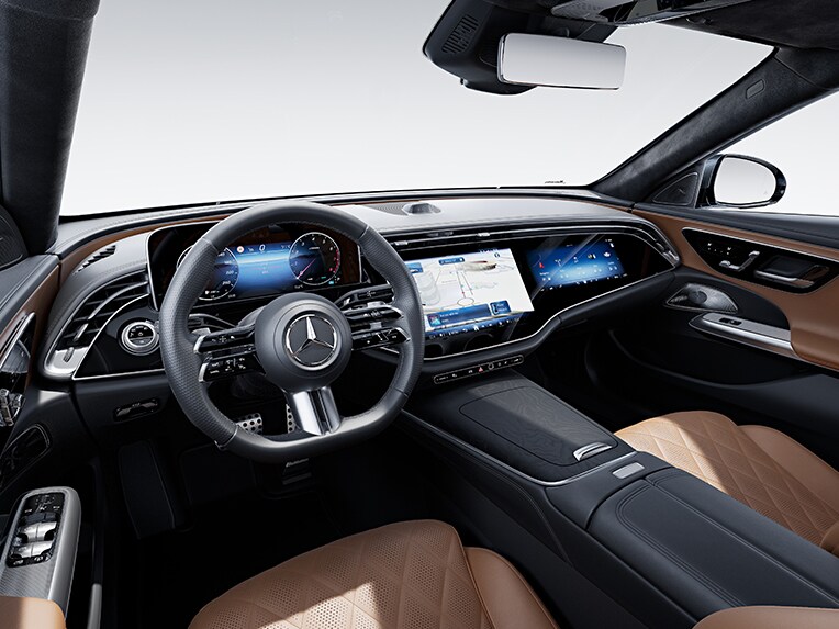 Interiorul modelului Clasa E limuzină de la Mercedes-Benz cu linia de echipare AMG Line.