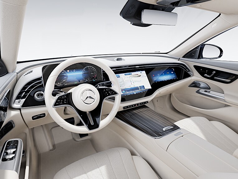 Interiorul noului model Clasa E limuzină de la Mercedes-Benz cu linia de echipare EXCLUSIVE.