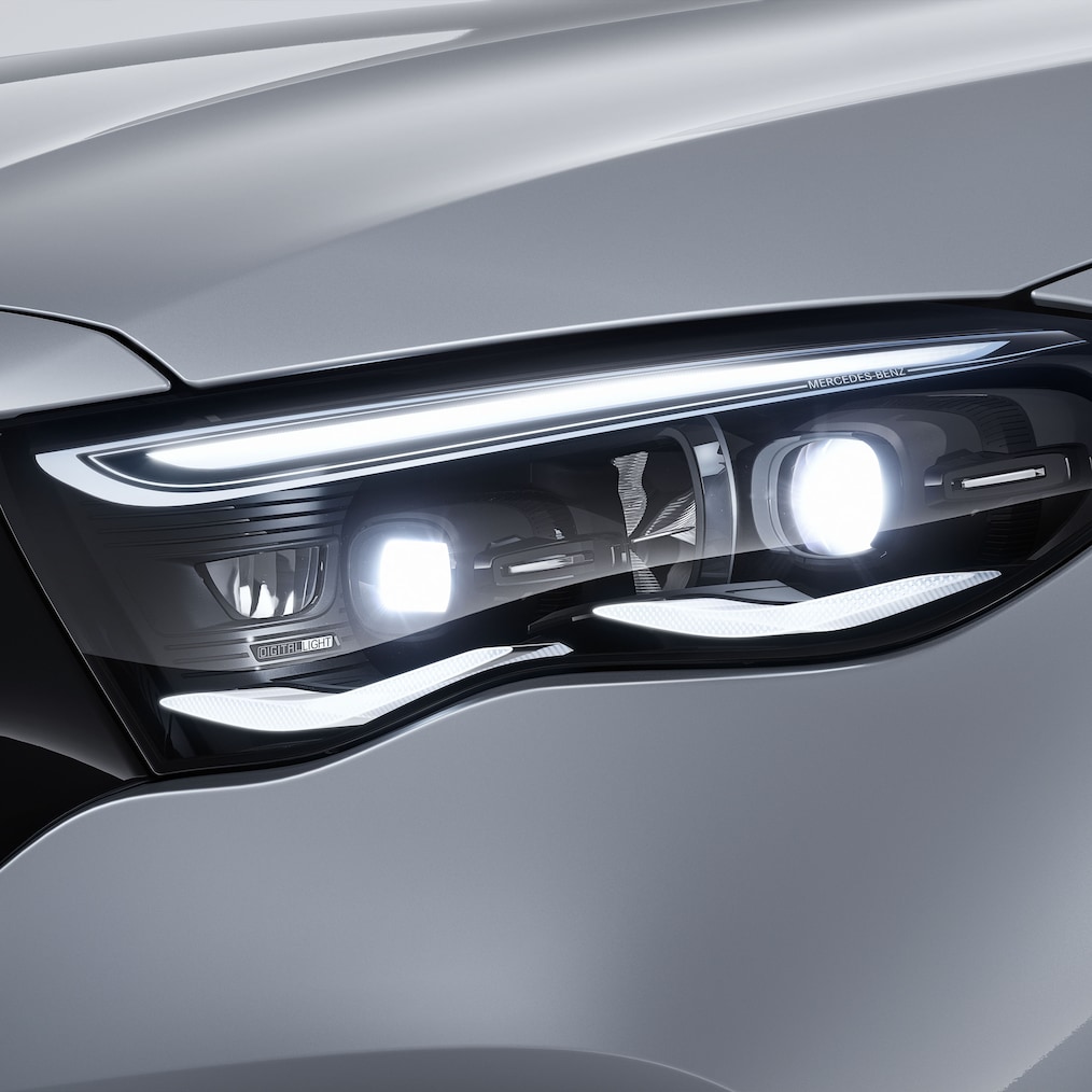 Modelul Clasa E limuzină de la Mercedes-Benz, văzut din față.