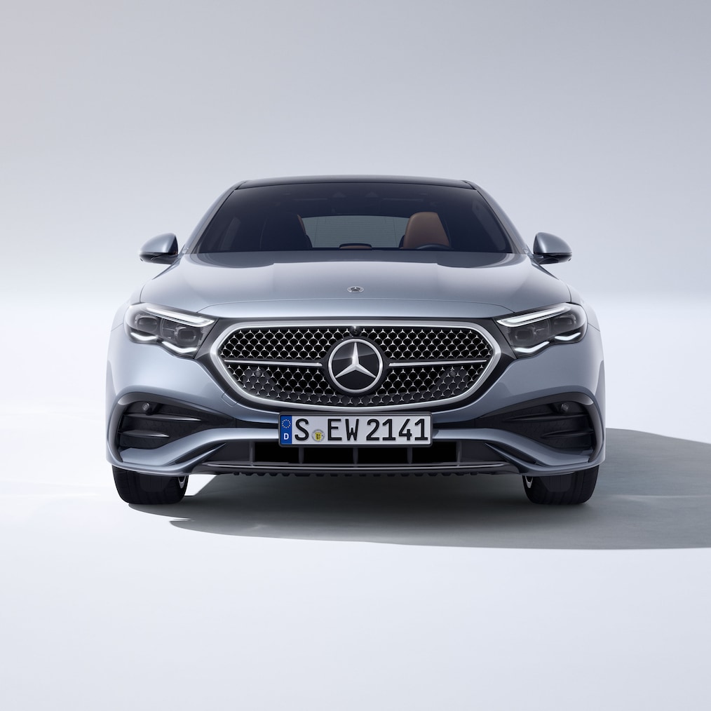 Modelul Clasa E limuzină de la Mercedes-Benz, văzut din față.