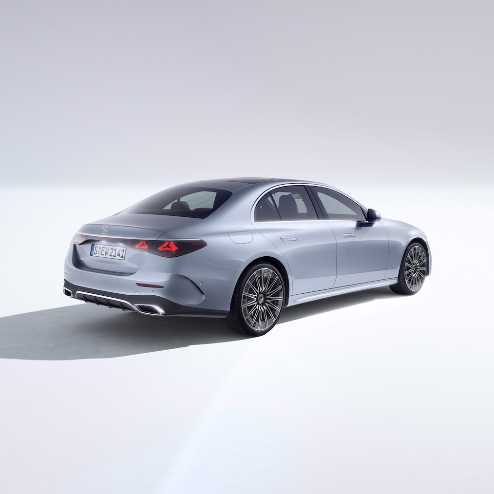 Modelul Clasa E limuzină de la Mercedes-Benz, dintr-o perspectivă laterală din spate.
