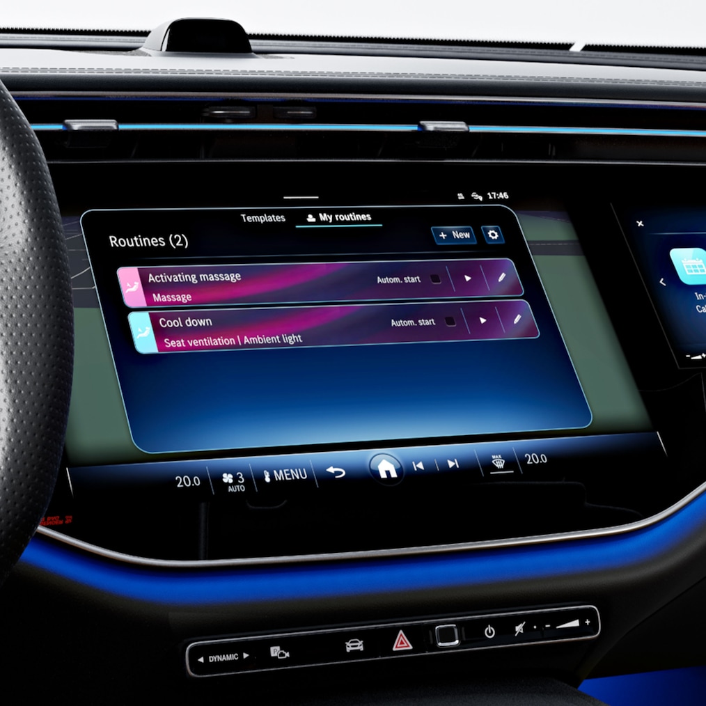 Interiorul modelului Clasa E limuzină de la Mercedes-Benz.